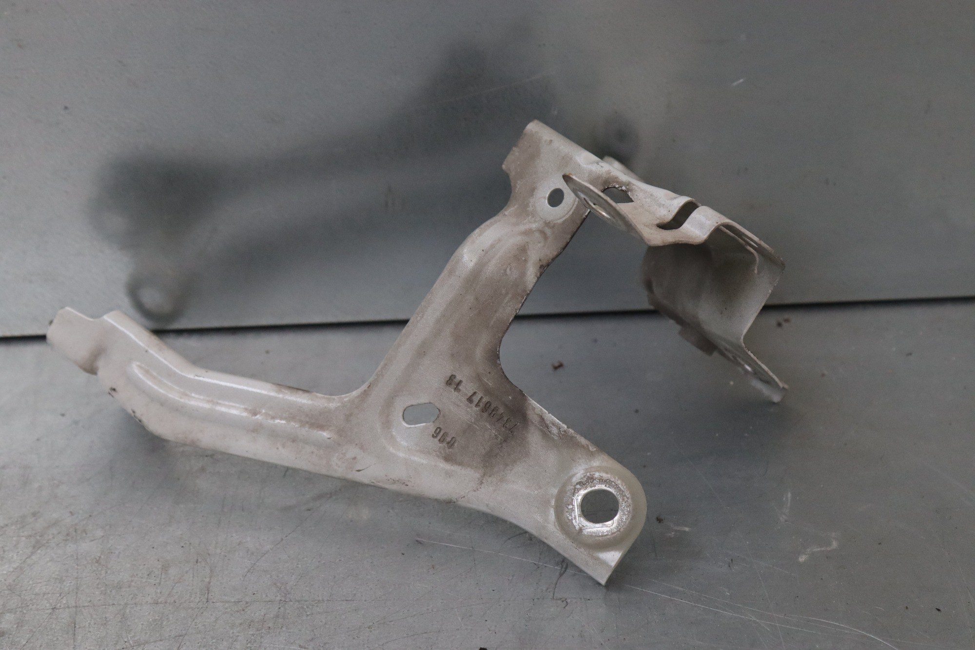 BMW G30 G31 Kotflügelhalter halter links 734961713